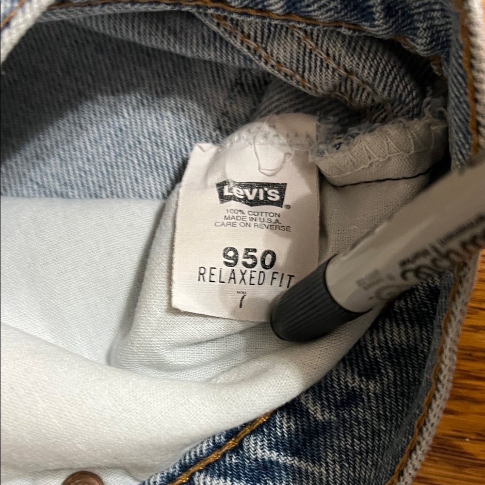 Levi's Classic Light Blue Denim Shorts - Picture 3 of 9